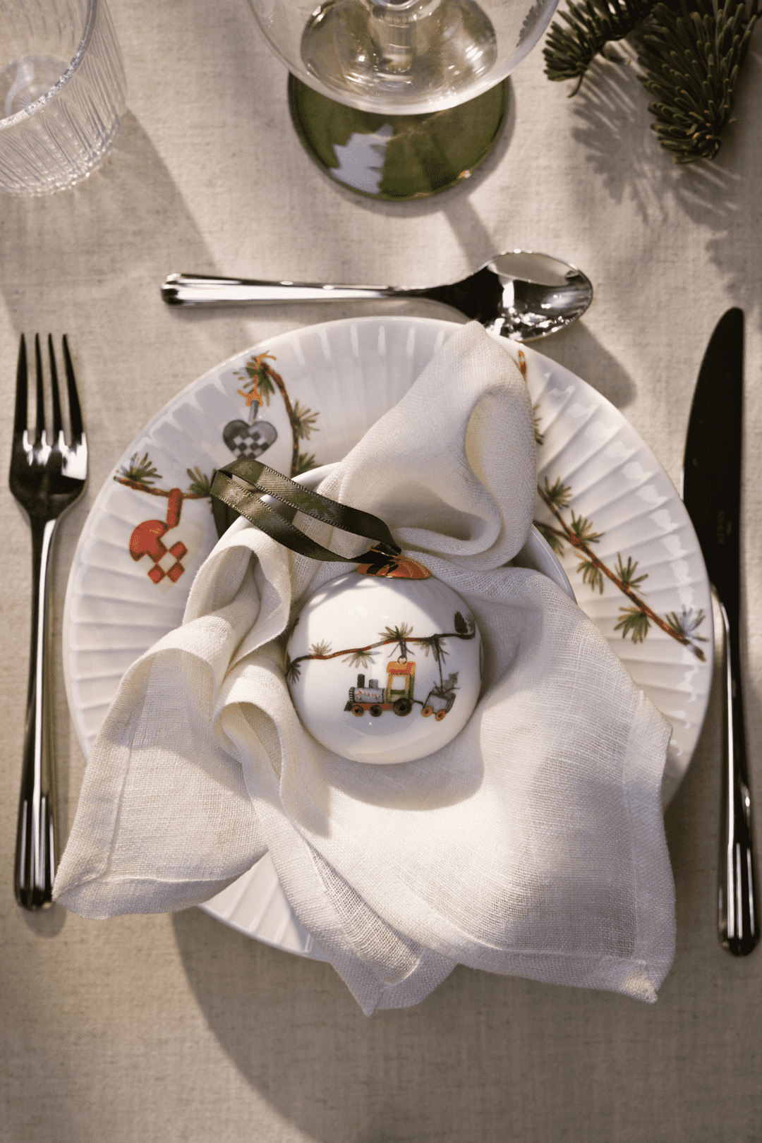 Hammershøi Christmas Kugle 2024 Ø6 cm hvid m. deko Hammershøi Christmas Kugle 2024 Ø6 cm hvid m. deko