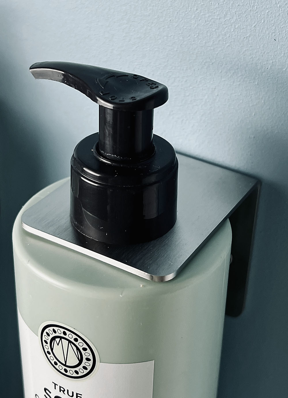 MOUD Home BOTTLE Sæbeholder til flasker - børstet stål