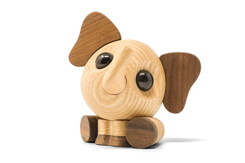 Elefanten Flora er en sød og legesyg følgesvend, der bringer smil til både børn og voksne. Med sit unikke design fremstillet af nordamerikansk valnød og asketræ, kombinerer Flora naturlig skønhed med en tidløs charme. Flora passer rigtigt godt sammen med