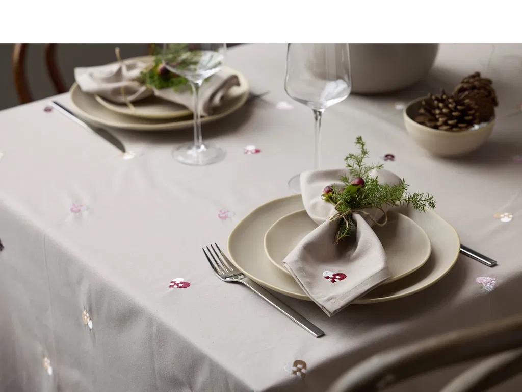 Södahl Christmas Hearts Embroidery Juledug 140 x 320 cm Rose