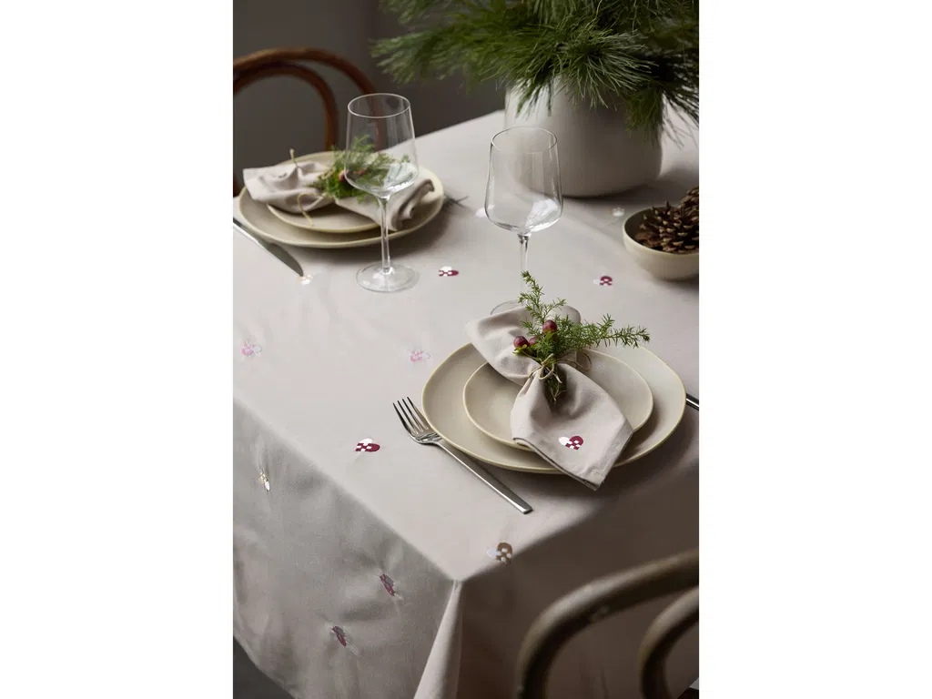 Södahl Christmas Hearts Embroidery Juledug 140 x 270 cm Rose