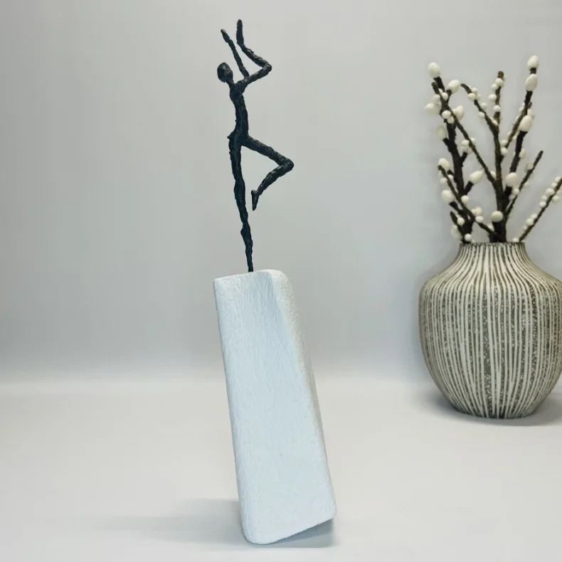 Bronzefigur "Danser med livet", højde 36,5 cm. Kunstner Luise Kött-Gartner.