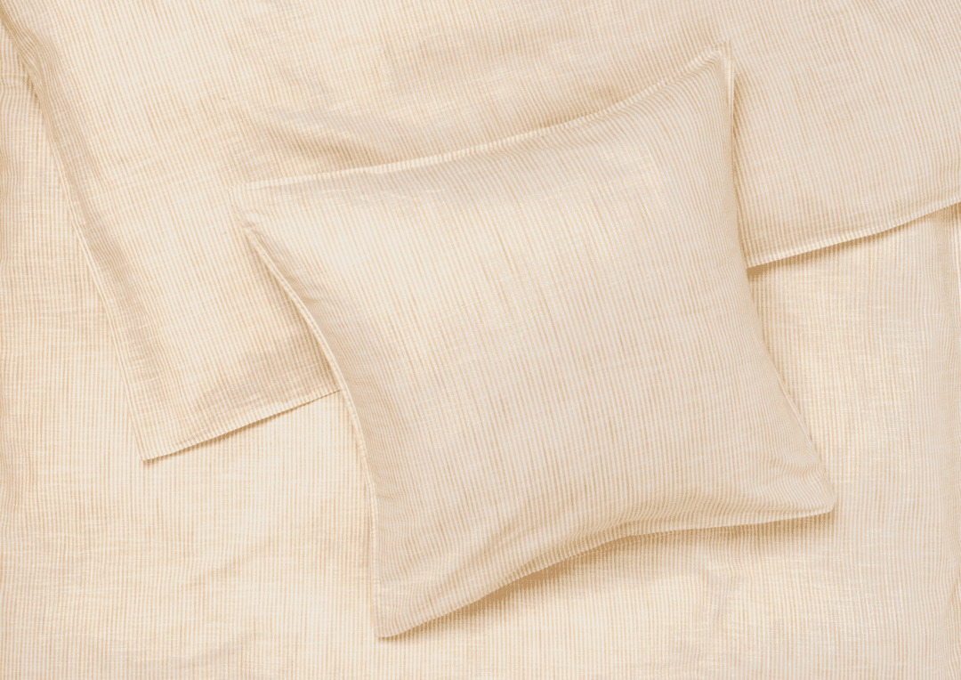 Monochrome Lines Sengetøj 140x220 cm okker/hvid DK* Monochrome Lines Sengetøj 140x220 cm okker/hvid DK*