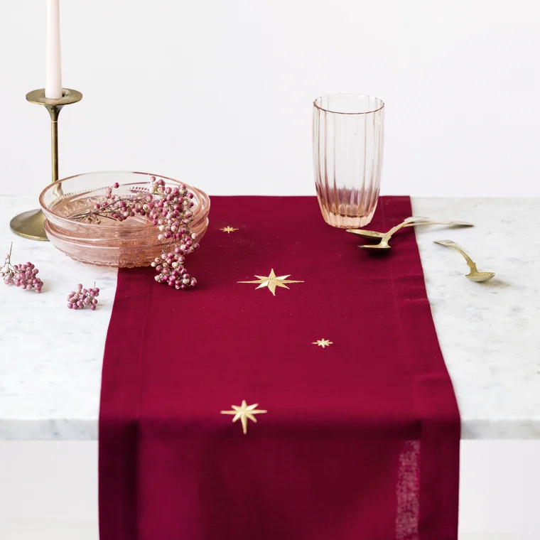 Langkilde & Søn -  Rød bordløber med guldstjerner, 30x300cm