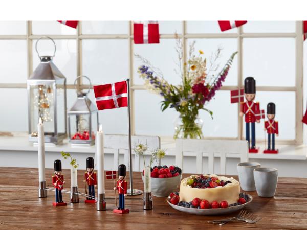 Celebrate Garder med flag 11 x 11 x 38 cm Rød/Sort