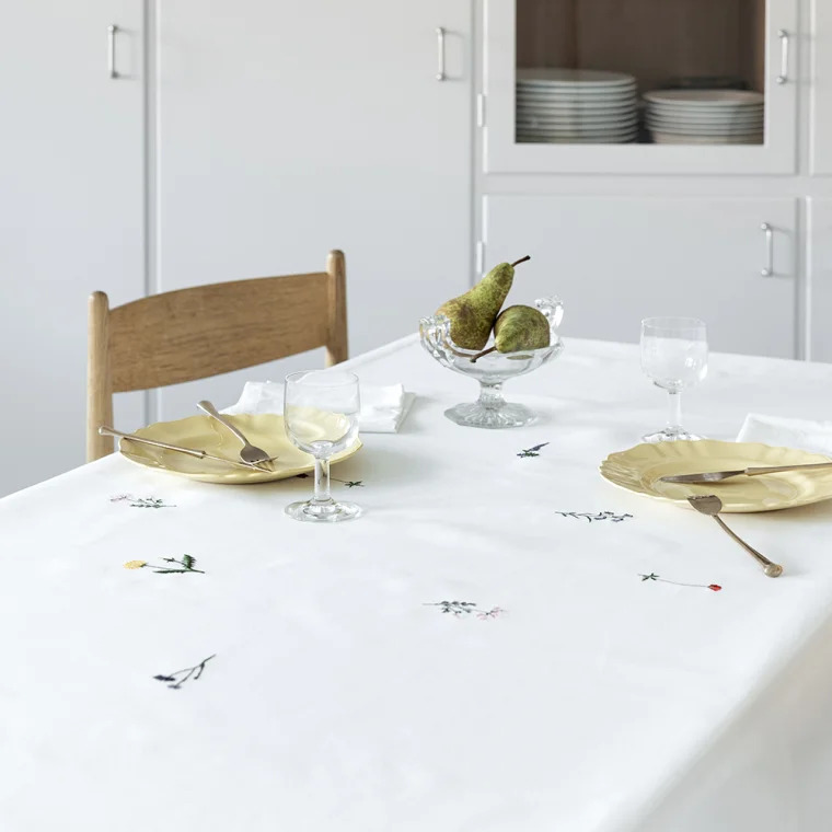 Langkilde & Søn - Floradugen 135 x 340 cm Broderier med blomster og historie