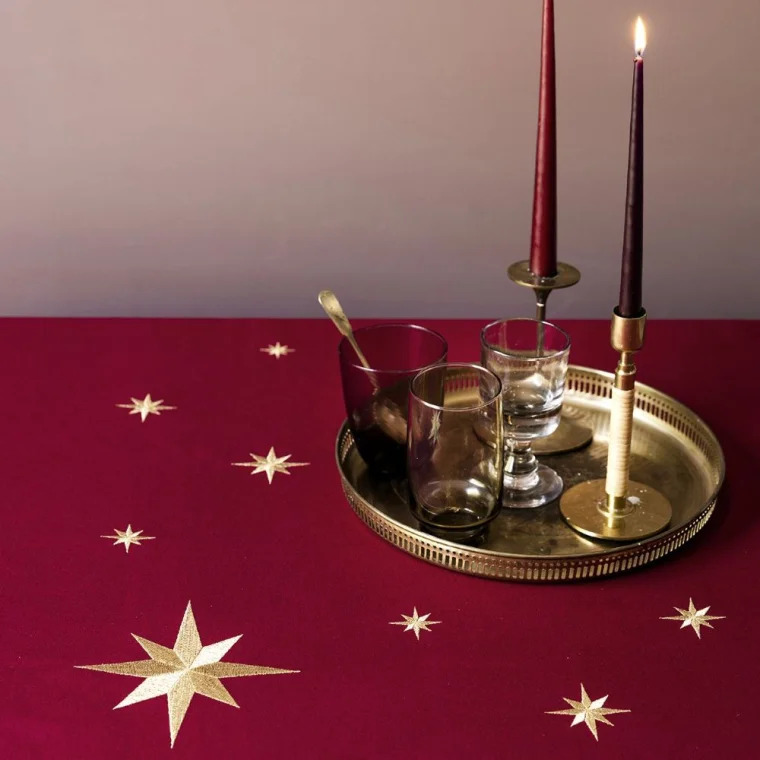 Langkilde & Søn -  Rød dug med guldstjerner, 140x240cm