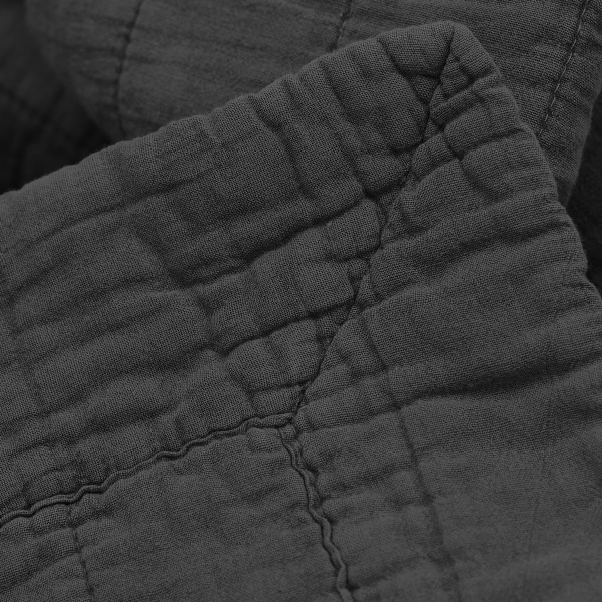 Vatteret sengetæppe, Magnhild, 280 x 160 cm, coal