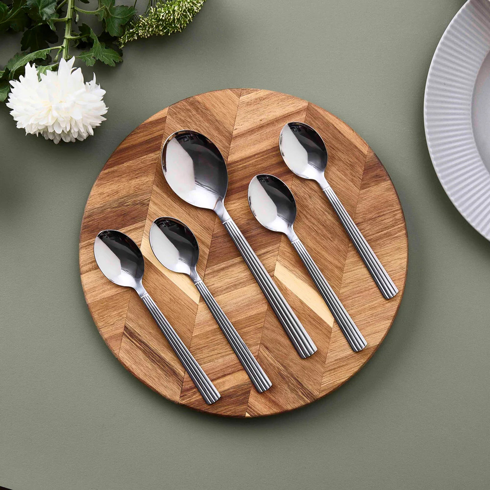 Groovy bestik 5 dele sæt 1 serveringsske + 4 dessertskeer Gaveæske