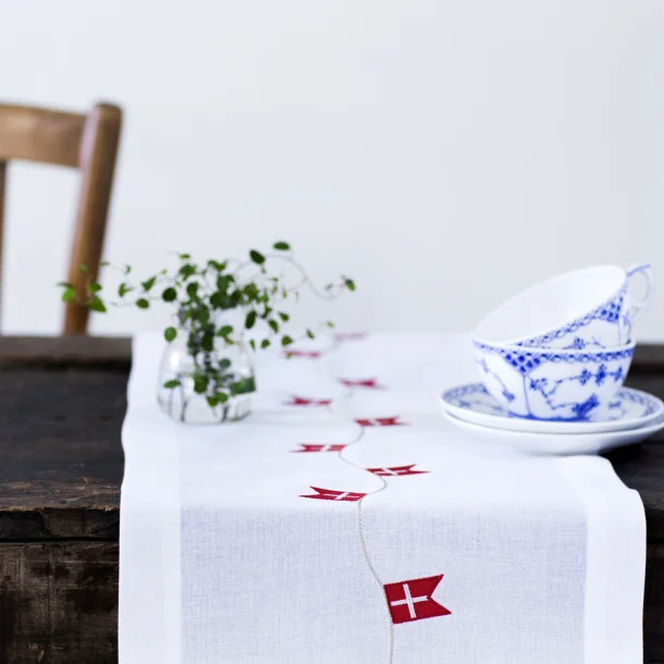 Langkilde & Søn Bordløber med dannebrog, 30 x 175cm Langkilde & Søn Bordløber med dannebrog, 30 x 175cm