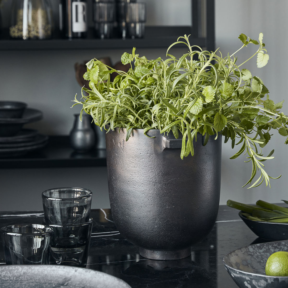 Urtepotte, Foem, H 24 cm, bruneret messing