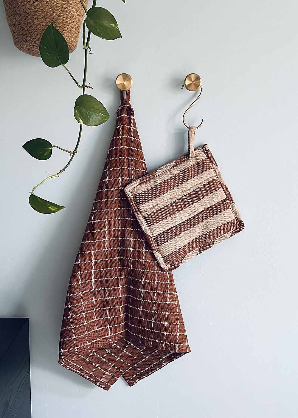 MOUD Home NORDIC grydelapper - sand/brun striber