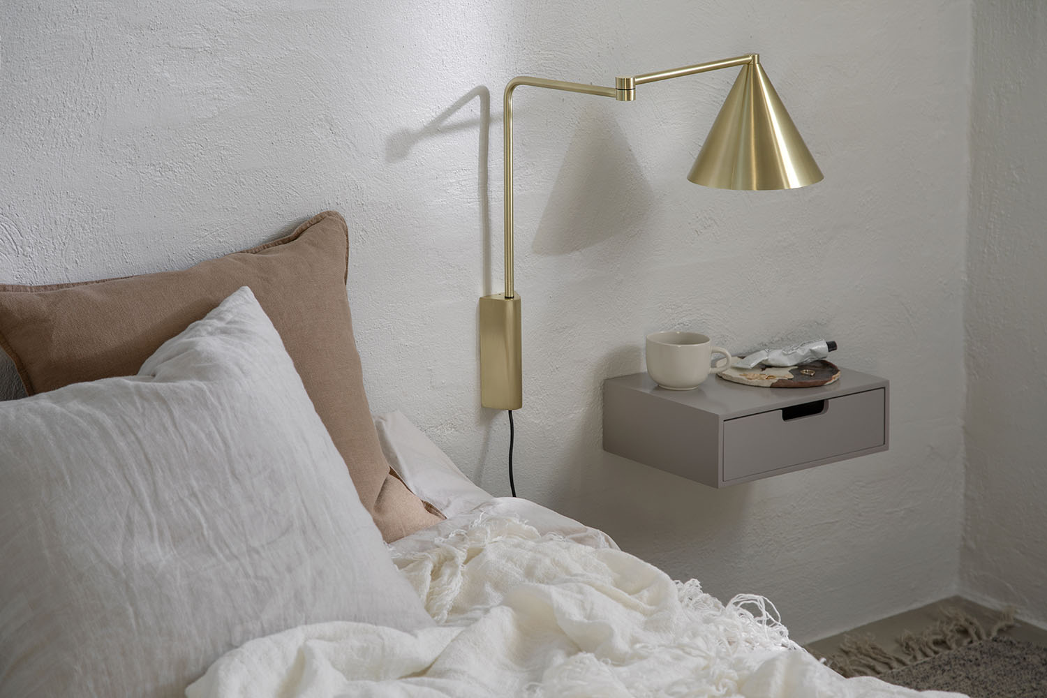 MOUD Home Más væglampe – børstet messing