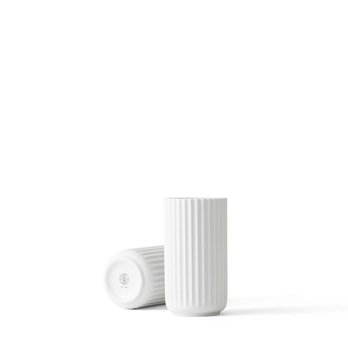 Se Lyngby Porcelæn - Lyngbyvase H15,5 hvid porcelæn hos Rikki Tikki Shop
