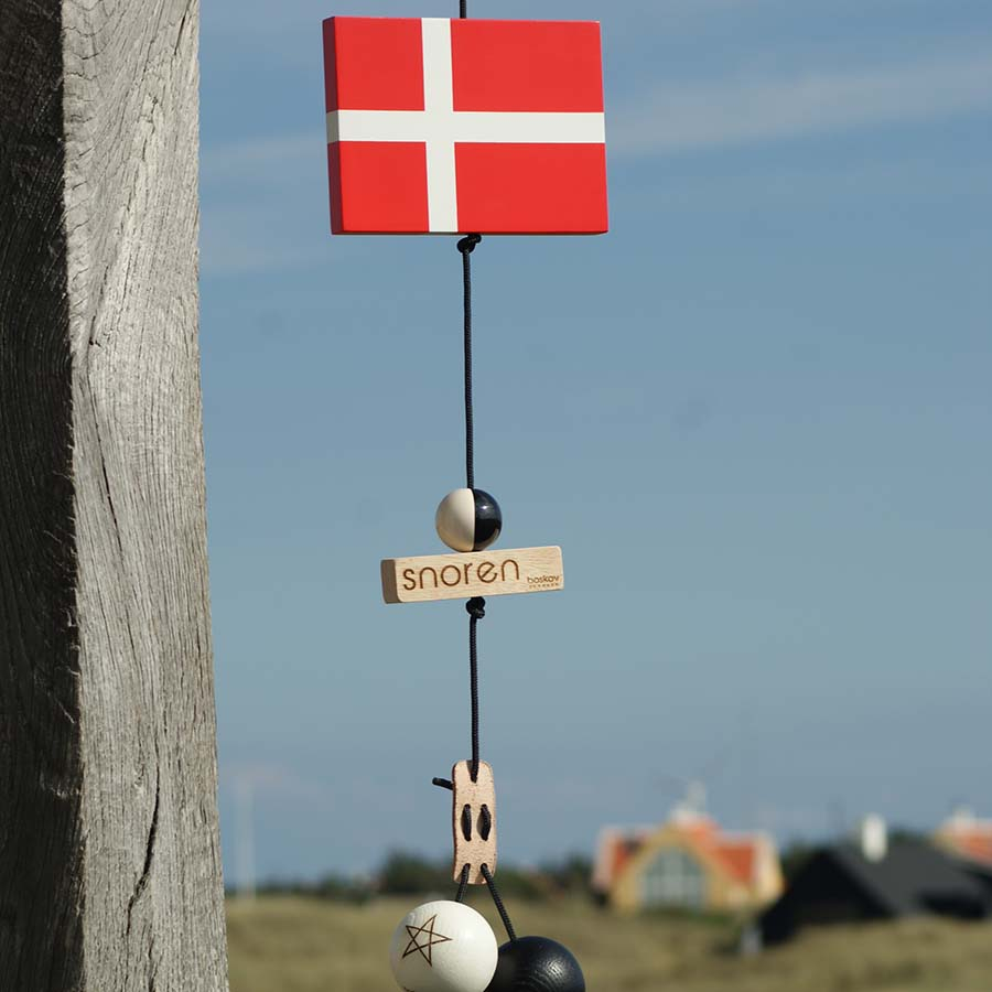 Dansk træflag og velkommen klods/brick med sort snor