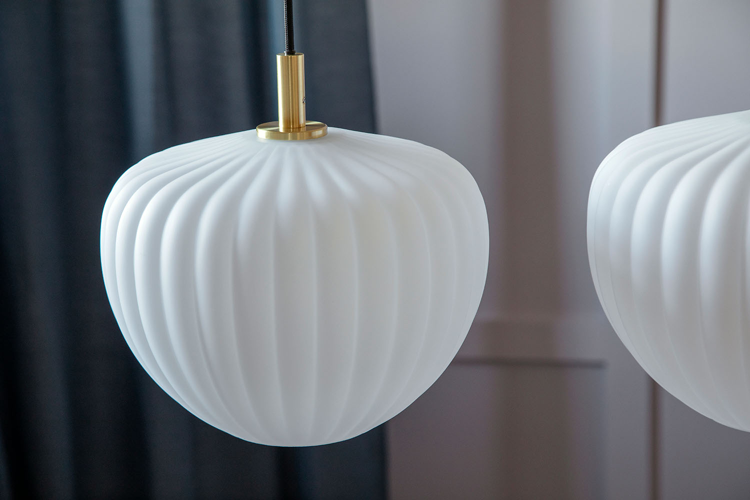 MOUD Home MOMA pendel – opal glas og børstet messing