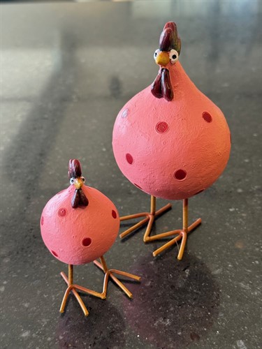 Hønen Poppy med ben, pink H.7,6 cm