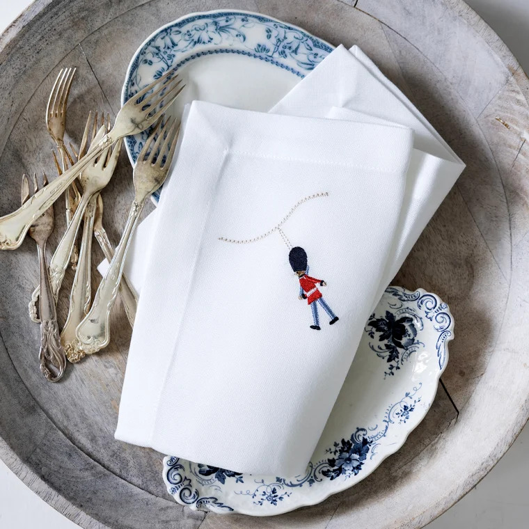 Langkilde & Søn - Stofserviet med broderet garder