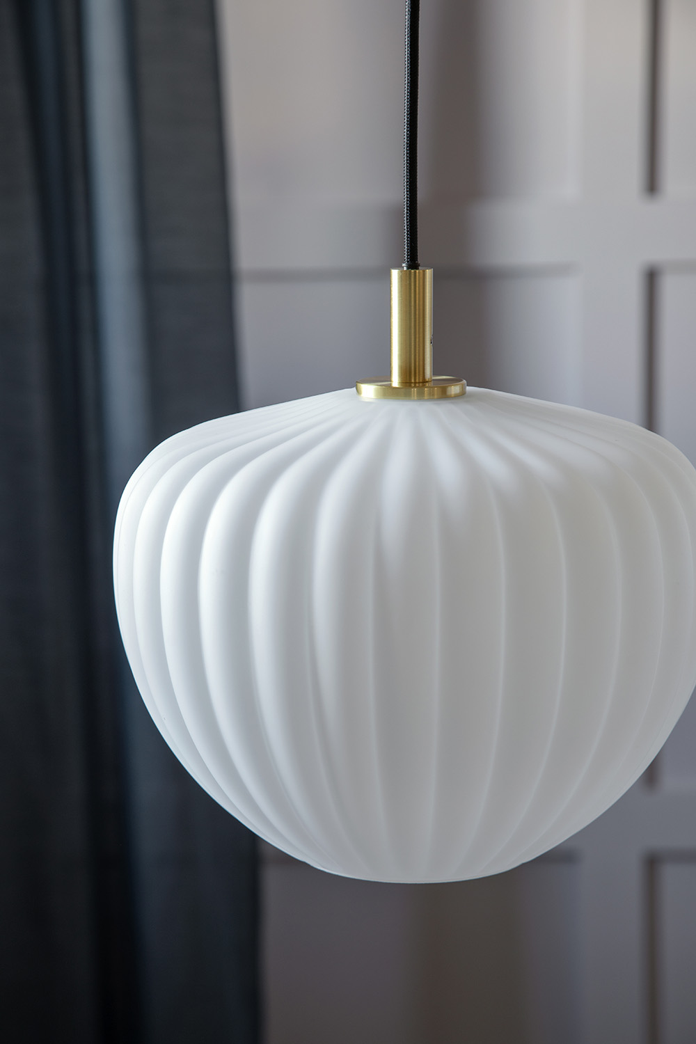 MOUD Home MOMA pendel – opal glas og børstet messing