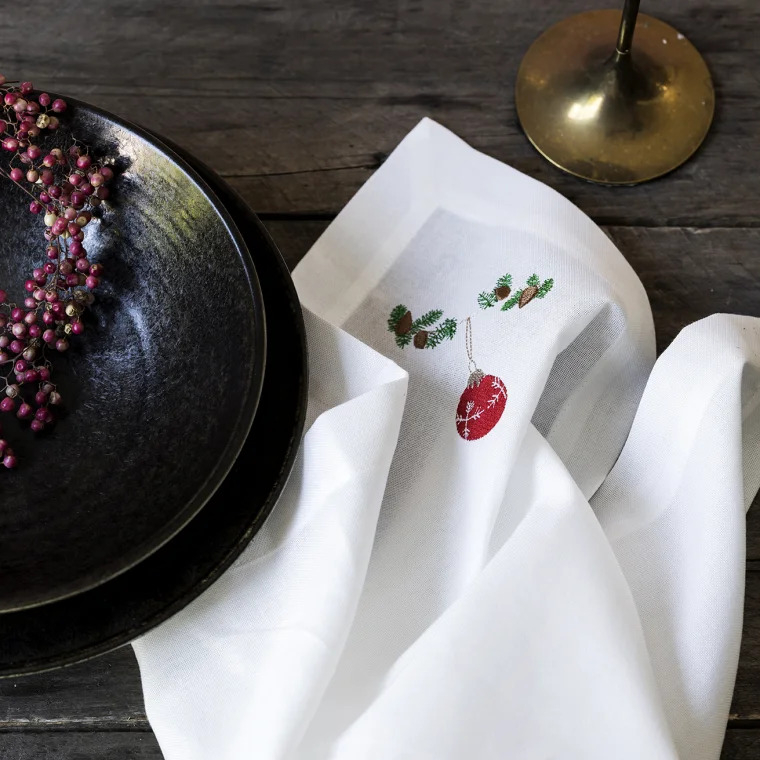 Langkilde & Søn Juleserviet med rød julekugle Langkilde & Søn Juleserviet med rød julekugle