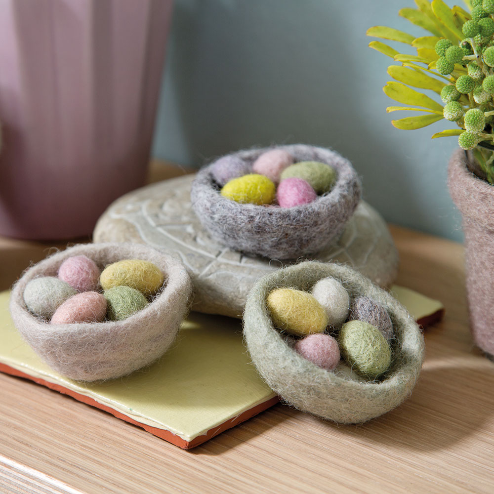Nest with Mini Eggs, sæt med 3 stk. Nest with Mini Eggs, sæt med 3 stk.