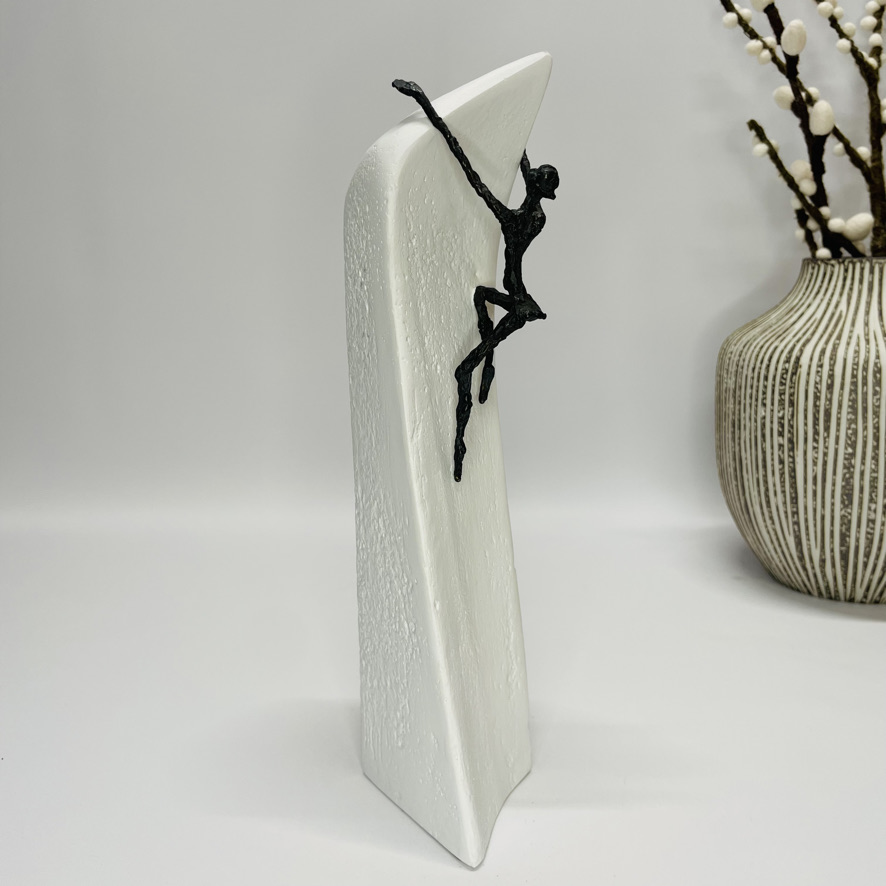 Bronzefigur Alt er Muligt på hvid sten, højde 30cm. Gaveide 1599,- kr. Jubilæumsgave eller receptionsgave.