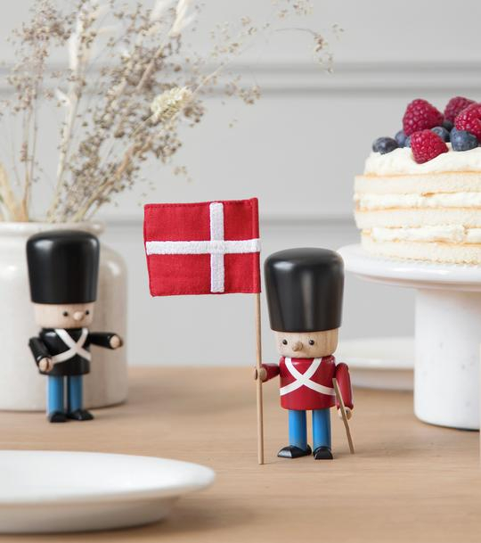 Garder med flag og gevær - rød gallauniform Garder med flag og gevær - rød gallauniform