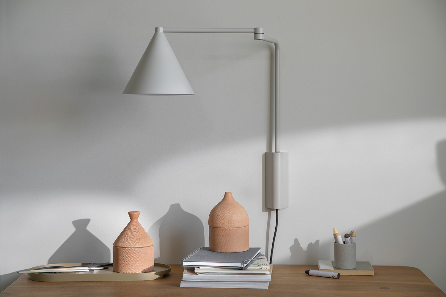 MOUD Home Más væglampe – Mørk beige