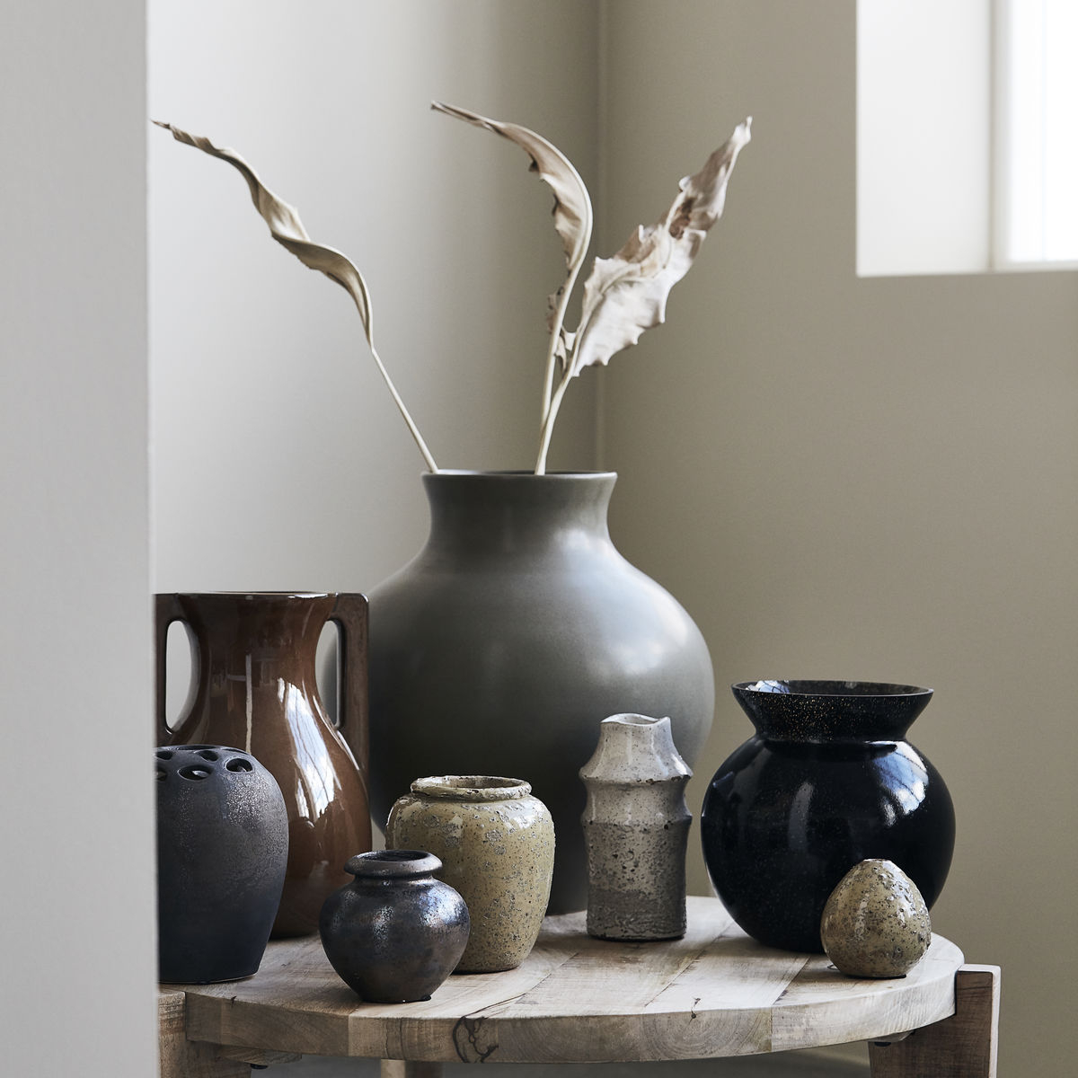 Varios vase, H 19 cm, sort bejdse