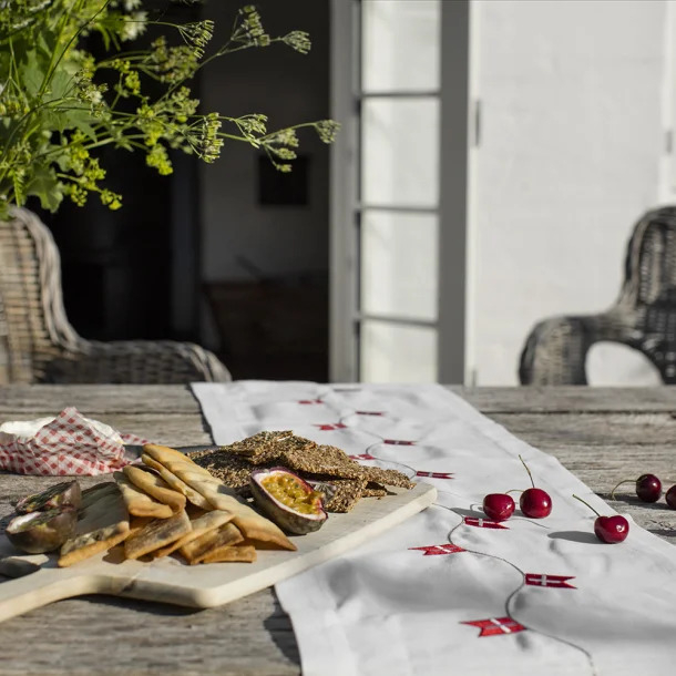 Langkilde & Søn Bordløber med dannebrog, 30 x 175cm Langkilde & Søn Bordløber med dannebrog, 30 x 175cm