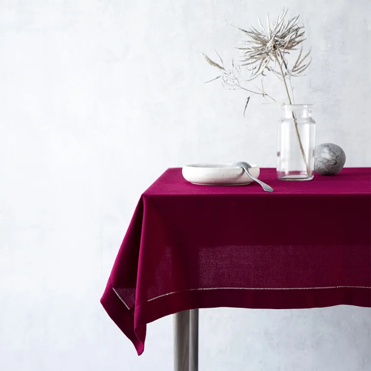 Langkilde &amp; Søn -  Rød stofdug med hulsøm, 140 x 340cm