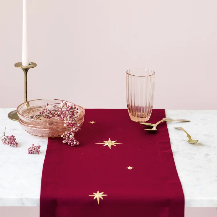 Langkilde & Søn -  Rød bordløber med guldstjerner, 30x175cm