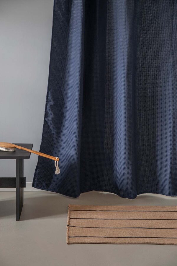 MOUD Home -  WAFFLE Badeforhæng i mørk blå - 180x220 cm