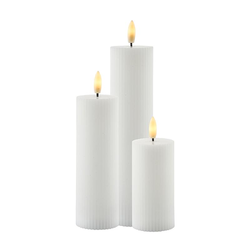 Smilla Genopladelig bloklys 10, 12,5 og 15 cm 3 stk. sæt, hvid Smilla Genopladelig bloklys 10, 12,5 og 15 cm 3 stk. sæt, hvid